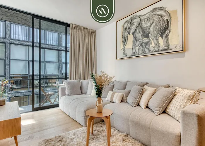Centric 2 Bedroom Condo - Gym - Open Air Cinema